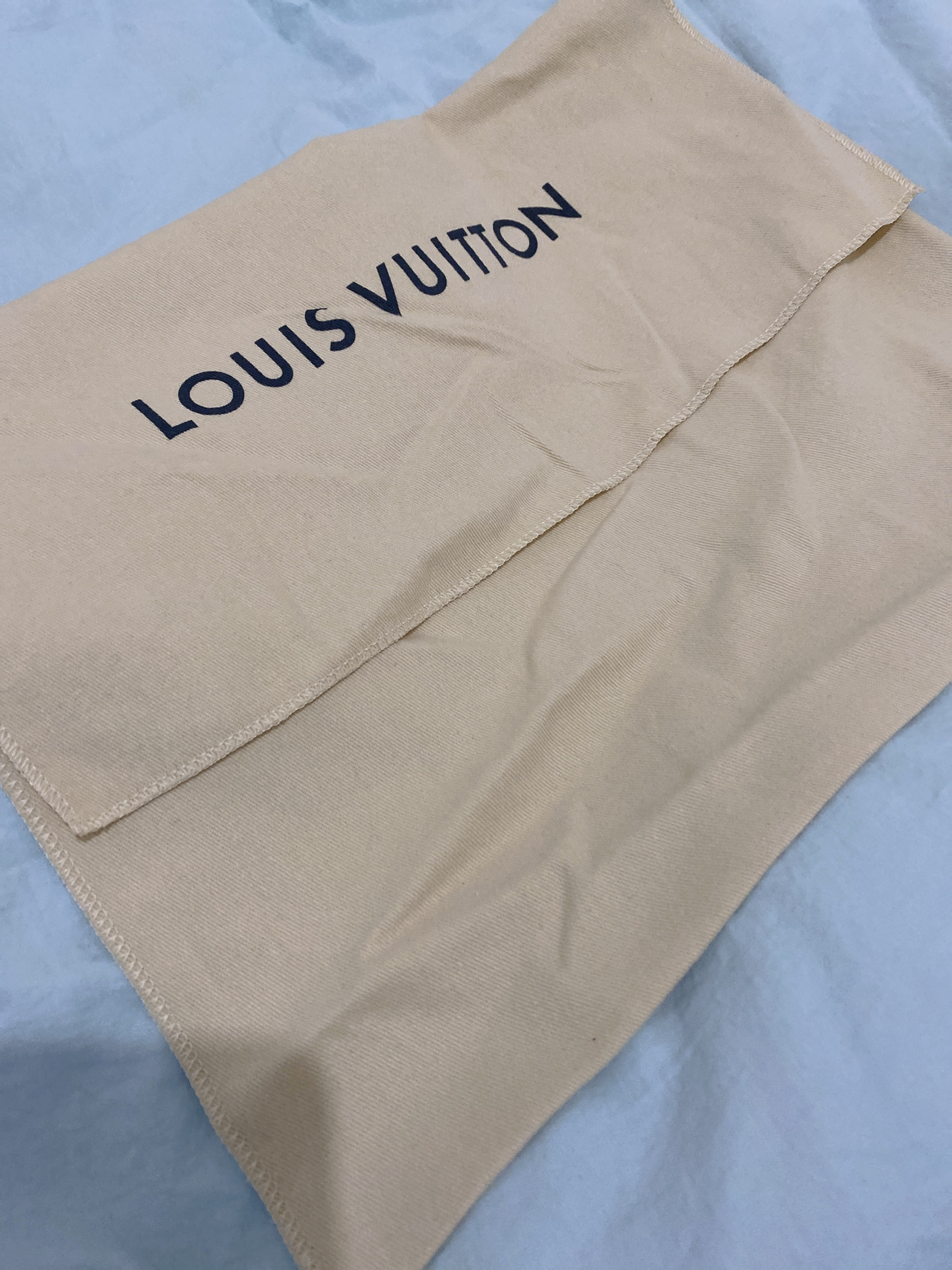 LV最新防塵袋，時(shí)尚界的秘密武器，保護(hù)你的珍貴物品不受塵埃侵?jǐn)_??