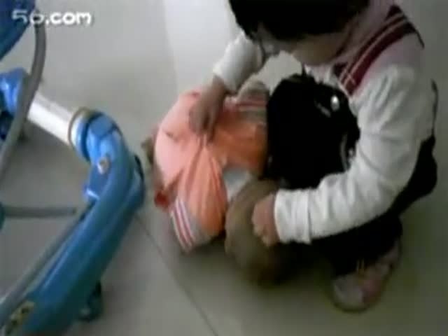 狂虐嬰兒視頻引發(fā)社會憤怒，道德和法律界限不可逾越