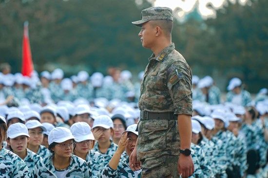 最新軍旅歌曲2024，軍歌嘹亮，情義永恒