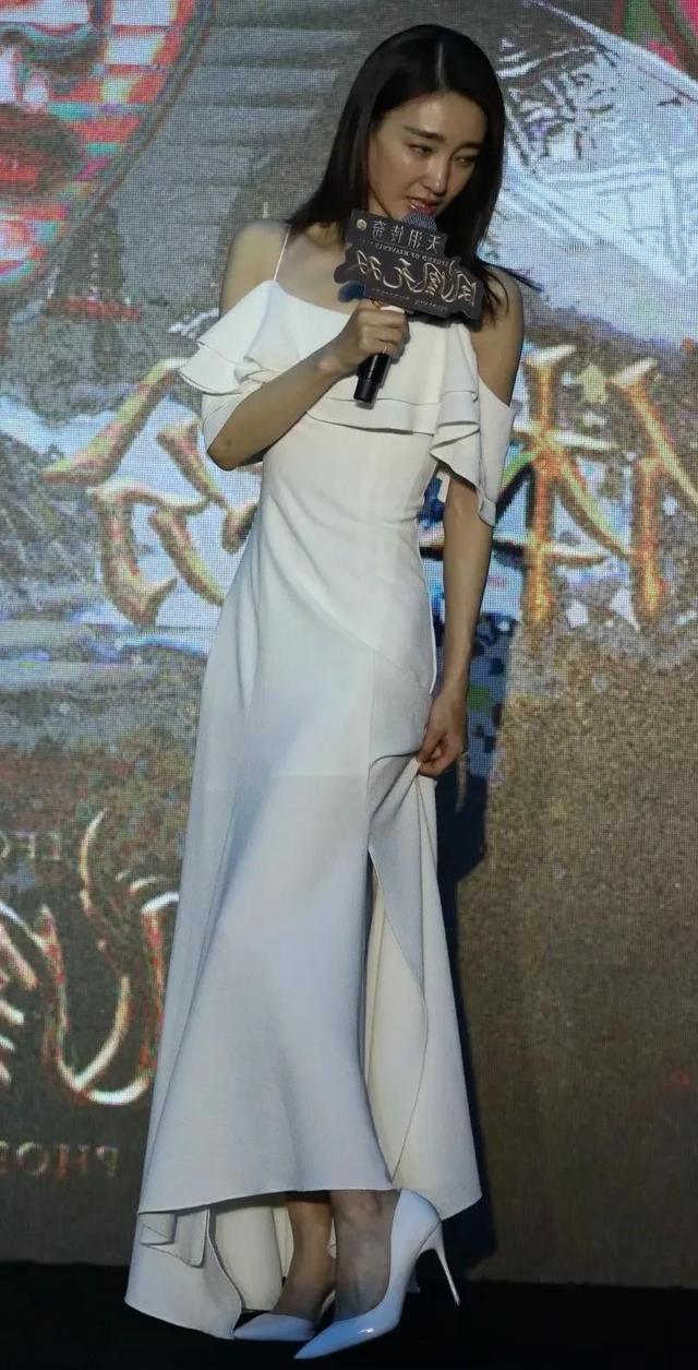 王麗坤最新發(fā)布會(huì)驚艷亮相，星光閃耀的瞬間