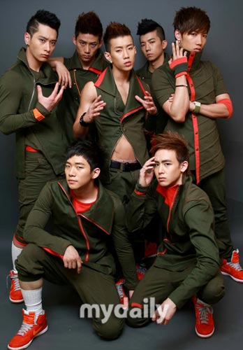 韓國2PM組合最新動態(tài)，小巷音樂風暴與隱藏小店探秘