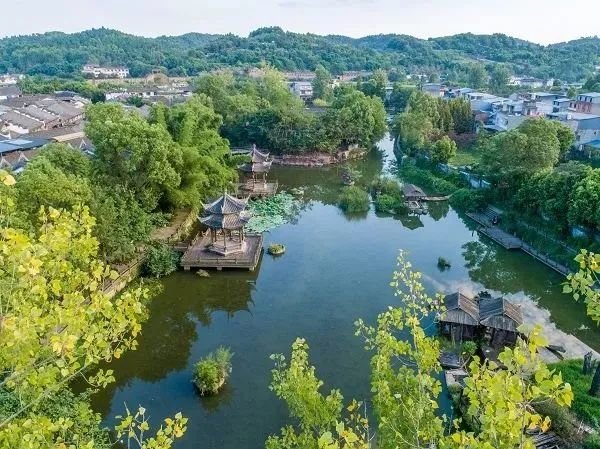 黃龍溪華僑城最新消息,黃龍溪華僑城最新消息，發(fā)展的雙刃劍效應分析