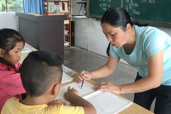 張老師，教育領(lǐng)域的璀璨新星閃耀教育界的光輝典范