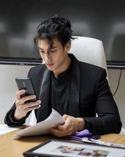 張演員男的舞臺與熒屏之旅，學(xué)習(xí)成長與自信光芒的展現(xiàn)