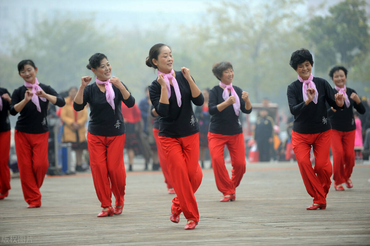 最新廣場(chǎng)舞共舞樂(lè)翻天，步驟指南與熱鬧狂歡