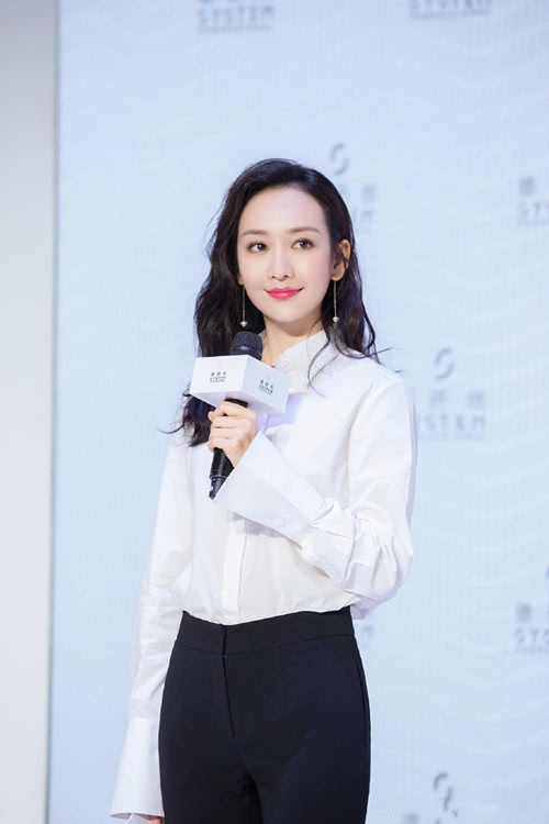 王鷗明星大偵探造型，自然美景中的心靈探索之旅