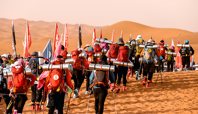 沙海競(jìng)速，沙漠比賽中的歡樂與同伴時(shí)光