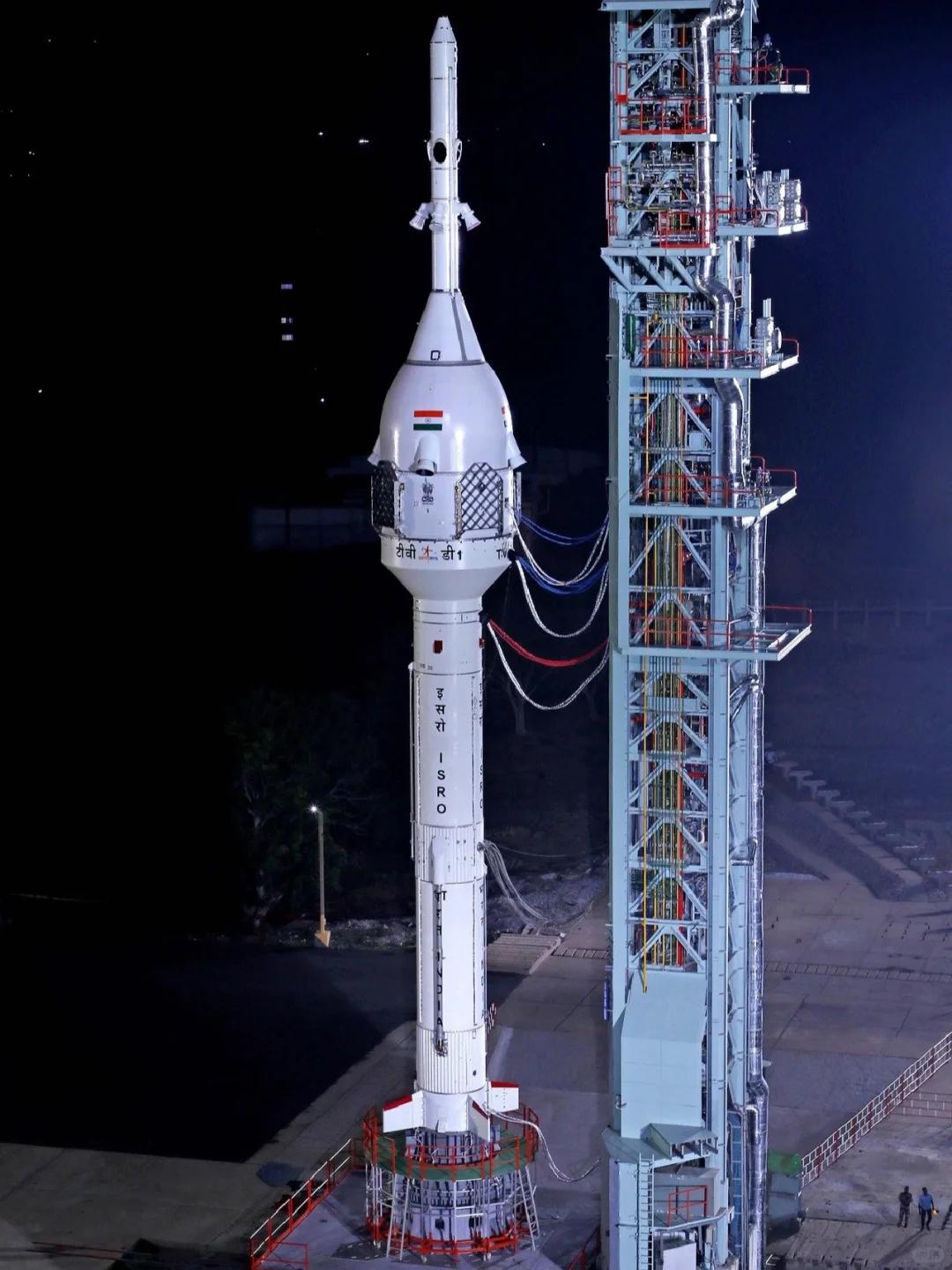 最新衛(wèi)星火箭，雙刃劍效應(yīng)下的發(fā)展觀點解析