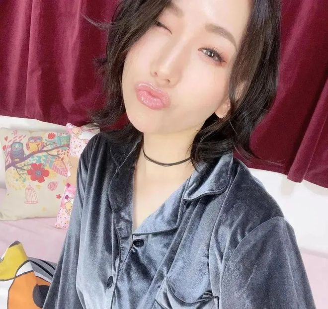 小巷深處的浪漫邂逅，佐山愛在愛情電影網(wǎng)中的故事