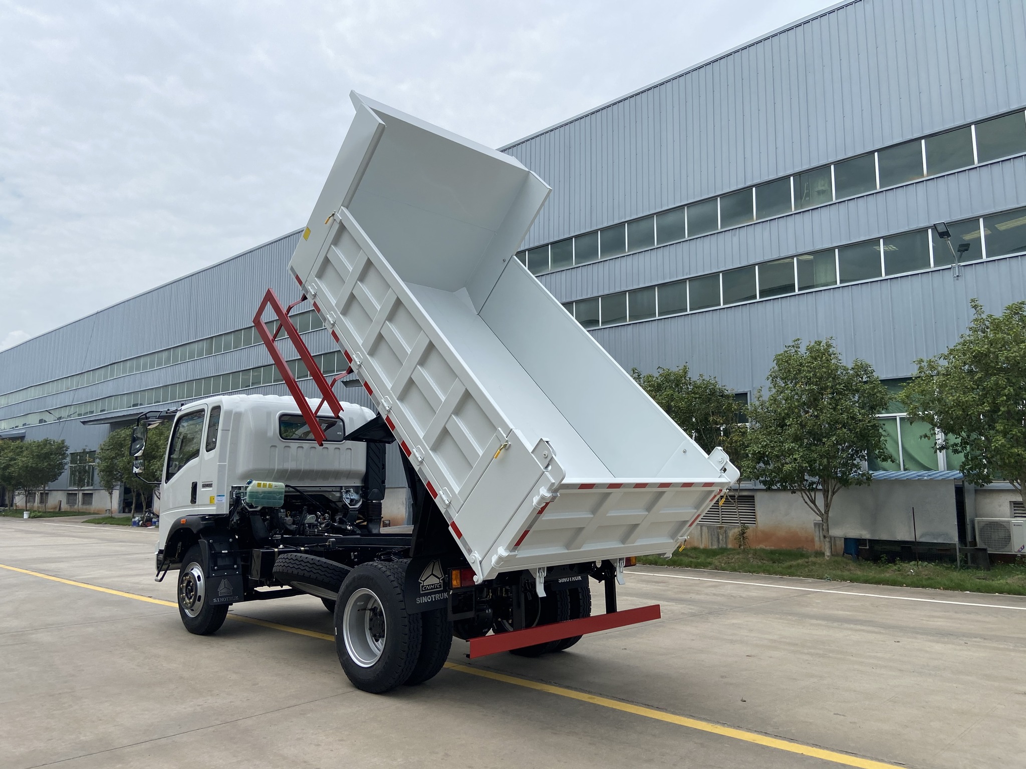 最新款自卸卡車，自然美景探索之旅的得力伙伴