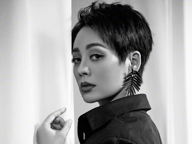 成旭演員，科技之光下的生活重塑者