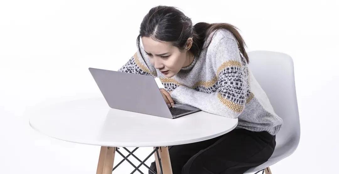 駝背男明星的人生舞臺(tái)，身體特征與星光熠熠的輝煌探索