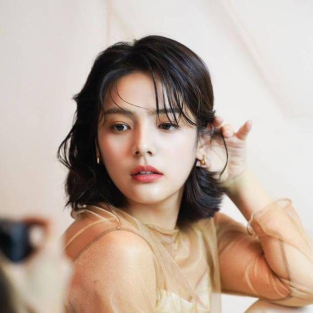 韓國年輕女演員引領(lǐng)科技潮流，未來高科技產(chǎn)品的魅力展示