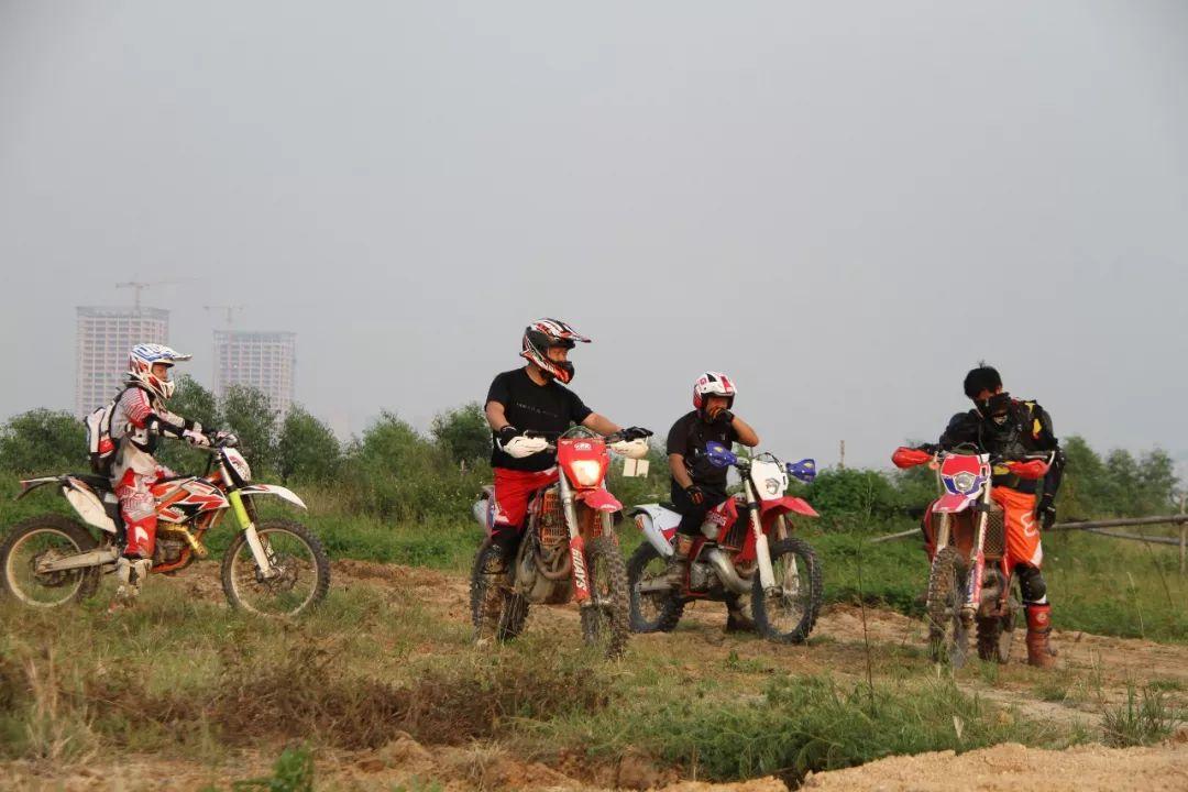 越野摩托車比賽，小巷中的熱血激情與神秘探險之旅