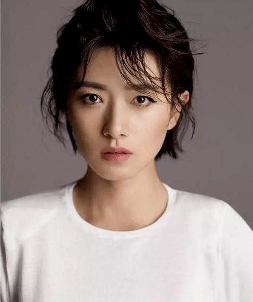 揭秘娛樂(lè)圈潛規(guī)則背后的女明星命運(yùn)之路