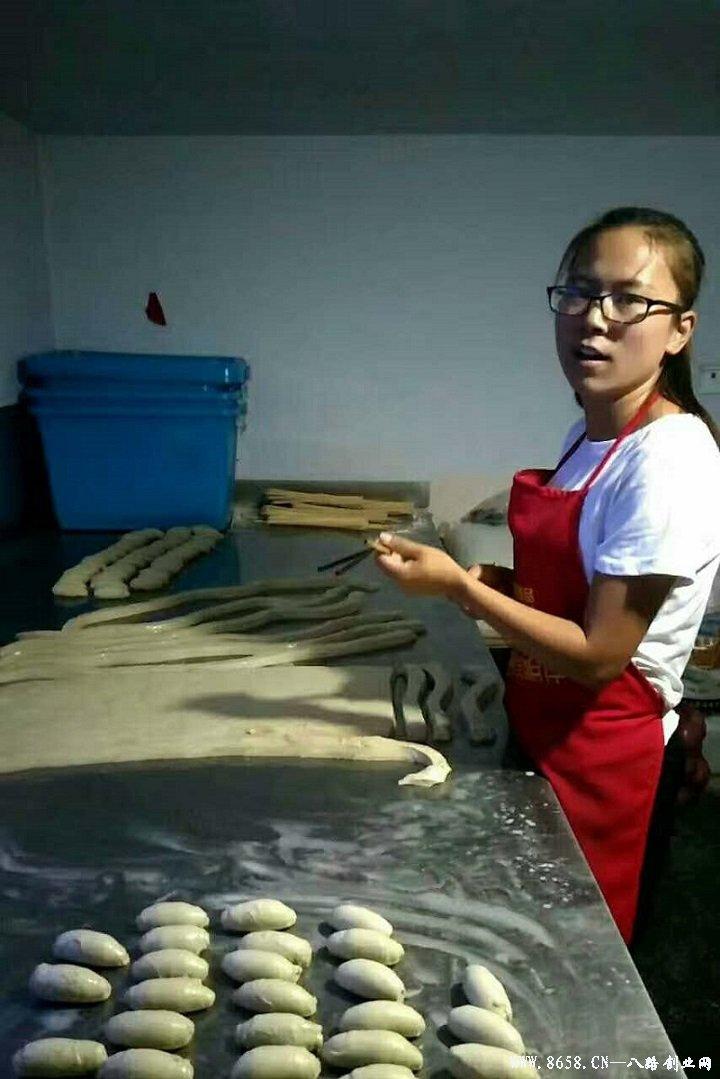 革新烘焙工藝，引領(lǐng)行業(yè)新潮流，最新烤面筋機(jī)亮相！