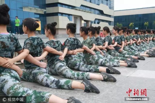 獨家揭秘，探索小巷深處的軍訓(xùn)新風(fēng)尚——2025軍訓(xùn)最新視頻亮相！