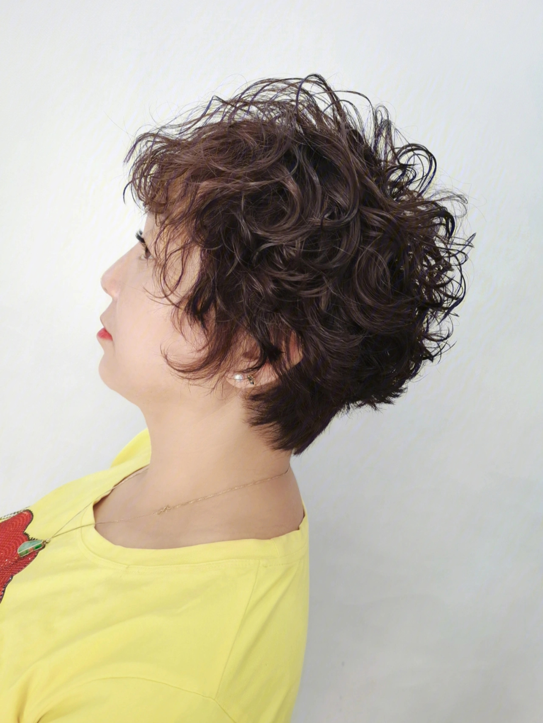 最新短發(fā)燙發(fā)造型，時(shí)尚界的火熱焦點(diǎn)！