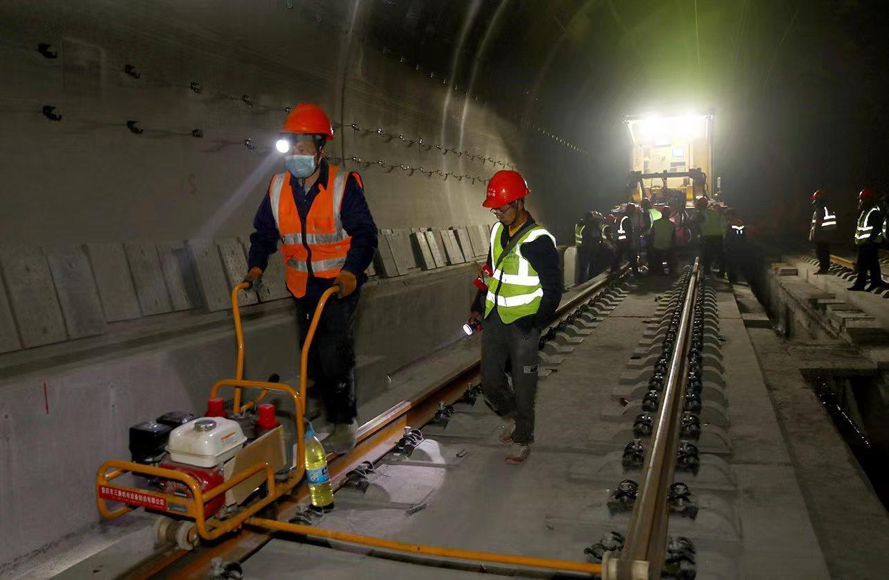 青藏高鐵，高原與繁榮的鋼鐵巨龍連接線