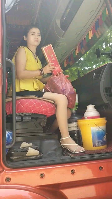 最新貨車女司機的奇妙小巷探險記