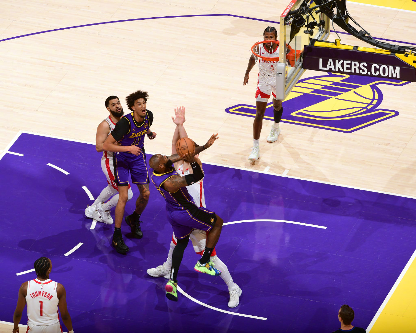 湖人火箭精彩集錦，科技巨獻(xiàn)，前所未有的籃球盛宴體驗(yàn)